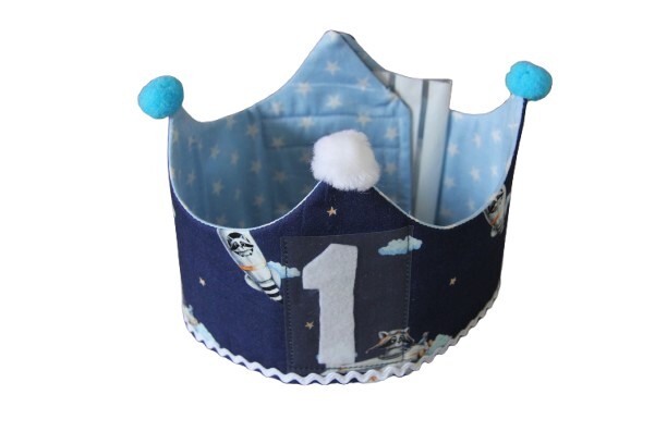 Feestkroon met verwisselbare cijfers 1-5; blauw met wasbeertjes in vliegtuig/raket