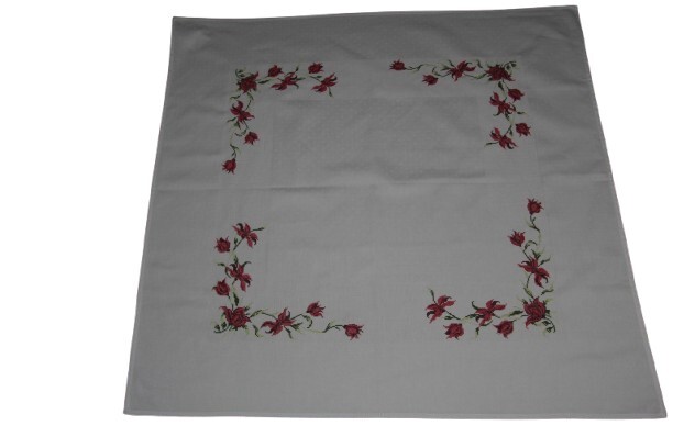 Geborduurd tafelkleed 90x90, rode bloementakken