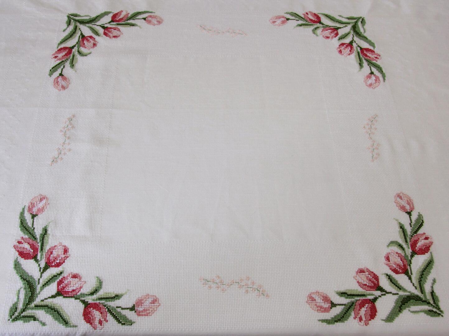 Geborduurd tafekleed 90x90; tulpen roze