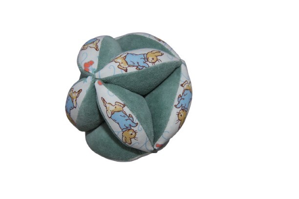 Motoriekbal, zachtgroene nickyvelours met katoenen konijntjes afbeeldingen