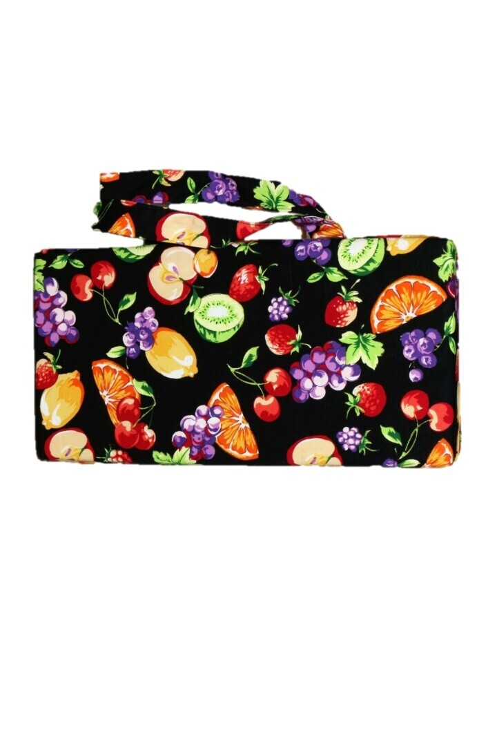 Mattheuskussen, zwart met fruit bedrukt