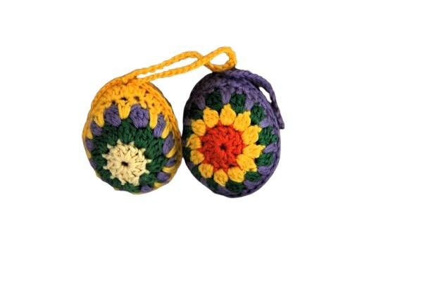 Twee Gehaakte Paaseieren; geel/lcihtgeel;paars/oranje