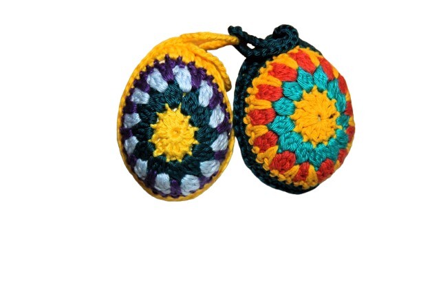 Twee Gehaakte paaseieren; geel/lichtgeel;groen/geel