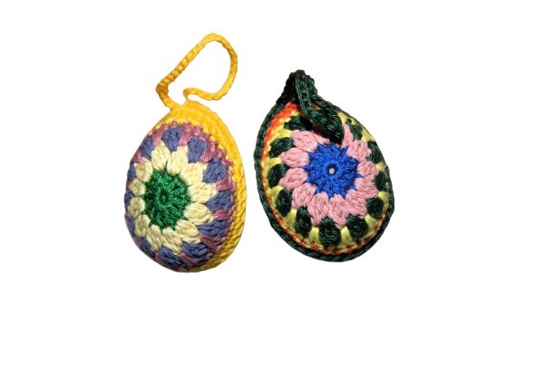 Twee Gehaakte paaseieren; geel/groen; groen/blauw