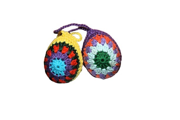 Twee Gehaakte paaseieren; geel/blauw;paars/groen