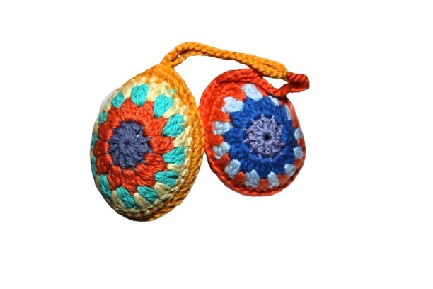 Twee Gehaakte paaseieren; oker/lila;oranje/lila