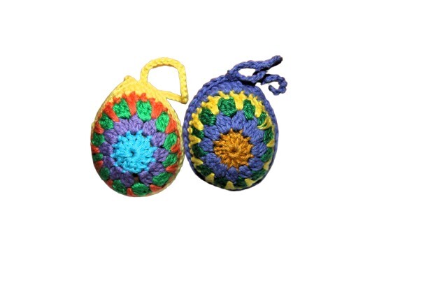 Twee Gehaakte paaseieren; geel/aqua;paars/geel