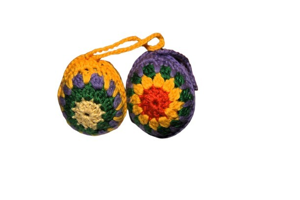 Twee Gehaakte paaseieren; geel/groen;paars/geel