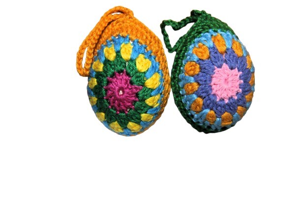 Twee Gehaakte paaseieren; oker/roze;groen/roze