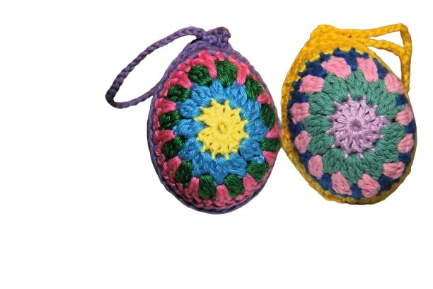 Twee Gehaakte paaseieren; paars/geel;geel/lila