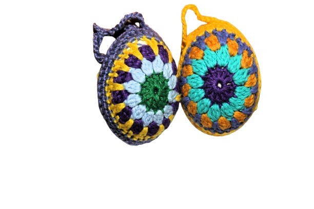 Twee Gehaakte paaseieren; paars/groen;geel/paars