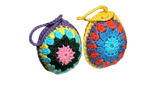 Twee Gehaakte paaseieren; paars/roze;geel/lichtblauw