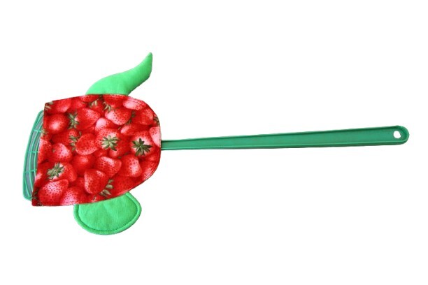 Vliegenmepper met beschermhoesje theepot; aardbeien